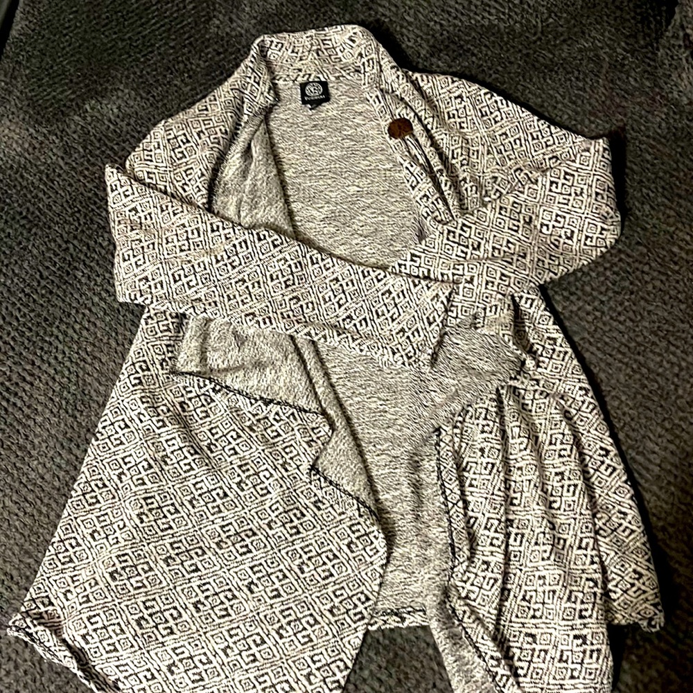Printed cardigan with neck button and flowy front